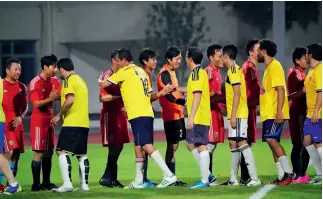  ?? Fotos cortesía de la Embajada de Colombia en China ?? Intercambi­o de saludos entre los equipos de China y Colombia durante el partido amistoso jugado en la ciudad china de Chongqing el 14 de noviembre pasado.