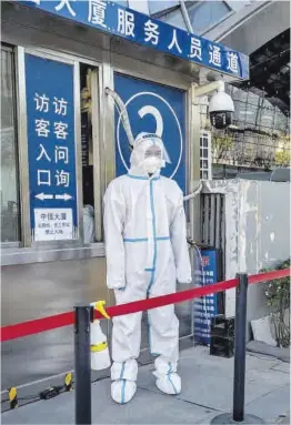  ?? Bloomberg ?? Un trabajador de la Citic Tower de Pekín, ayer, con protección.