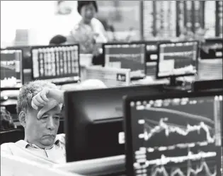  ?? HU GUOLIN / FOR CHINA DAILY ?? An investor checks share prices at a brokerage in Jiujiang city, Jiangxi province.