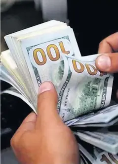  ?? FOTO: REFORMA ?? &gt; 19.30 pesos a la venta, el precio más bajo del dólar desde octubre del 2018.