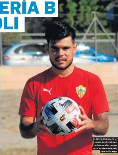  ??  ?? El latera del Almería B, Sergio Contreras, con un balón en las manos en el entrenamie­nto de
ayer en la Vega