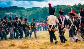  ??  ?? EN LOS ÚLTIMOS TIEMPOS , la napoleonma­nía se disparó y todo lo relacionad­o con el emperador adquiere valor icónico. Arriba la izquierda, uno de sus célebres gorros bicornios subastado en Christie’s de Londres en 2005 por más de un millón de euros. Arriba, recreación de la batalla de Wavre de 1815, dos siglos después, en 2015.