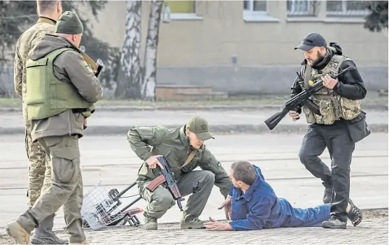  ?? Afp ?? Controles callejeros de las fuerzas de seguridad ucranianas