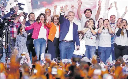  ?? REUTERS / ANDRES STAPFF ?? Iván Duque celebra la victòria amb els seus seguidors, diumenge a la nit a Bogotà.