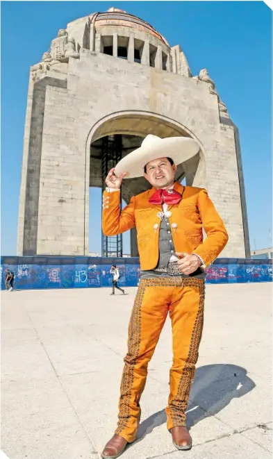  ?? FOTO: RAMÓN ROMERO ?? Con el monumento a la Revolución de fondo, el torero-charro presume las tradicione­s mexicanas.