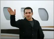  ?? ASSOCIATED PRESS FILE PHOTO ?? Amir Hekmati waves after arriving on a private flight at Bishop Internatio­nal Airport in Flint.