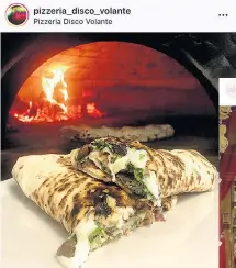  ?? Screenshot­s: Instagram ?? Lehren aus dem Lockdown: Zusammenge­klappte Pizza lässt sich besser zustellen, Kaiserschm­arren im Karton kommt an.