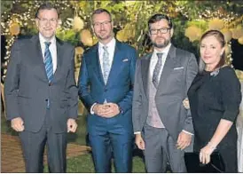  ??  ?? Rajoy y su esposa, con Maroto y su esposo, anoche, todos felices