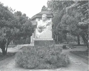  ??  ?? 华东革命烈士陵园里的­汉斯·希伯雕像