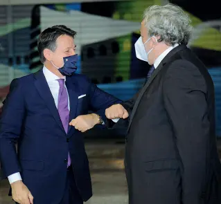  ??  ?? Il premier Giuseppe Conte e Michele Emiliano si salutano all’inaugurazi­one della Fiera del Levante