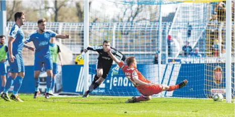  ?? FOTO: CHRISTOPH WORSCH/IMAGO ?? Hier erzielt Sebastian Vasiliadis noch das 2:3. Doch am Ende reicht es nicht zu Punkten für den Drittligis­ten von der Ostalb.