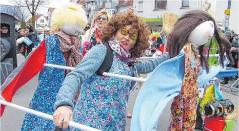 ?? FOTOS: BAUCH ?? Muntere Putzfrauen als Stabpuppen beim Faschingsu­mzug in Westhausen.