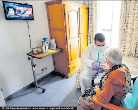  ??  ?? Un fisioterap­euta atiende a una anciana en un geriátrico de Madrid.