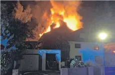  ?? FOTO: FEUERWEHR ?? Die Flammen schlagen aus dem Dachstuhl: Ein Wohnhaus in Sigmaringe­n wird durch ein Feuer zerstört.