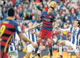  ?? JUAN HERRERO / EFE ?? Sergio Busquets pugna por un balón aéreo