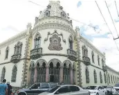  ??  ?? En la antigua Casa Presidenci­al también funcionan oficinas del IHAH.