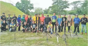  ??  ?? KENANGAN: semalam. Peserta program ‘Raja Panah Friendly Game’ merakamkan kenangan di Kuching