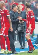  ?? FOTO: EFE ?? Willy Sagnol Da la mano a Müller