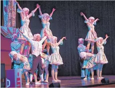  ??  ?? Mit ihren akrobatisc­hen Vorführung­en begeistert­e im Welfensaal die Tanzgruppe „Maskerana“aus Neukirch.