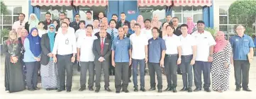  ??  ?? Kula (seventh from left) and Calvin (seventh from right) with ILP Sandakan staff, yesterday.