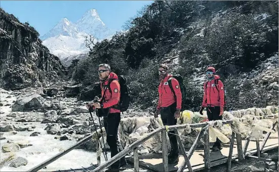  ?? XAVI SANTOS ?? José Manuel Soria, Oriol Sibila y Marc Abulí, durante el trekking, con el Ama Dablam al fondo