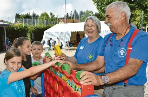  ?? Foto: Ingrid Grohe ?? Seit über drei Jahrzehnte­n sind Marie-Luise und ihr Ehemann Franz Bischoffbe­rger für Kinder und Familien in Lindenberg da. Auf Basis einer Hausaufgab­enbetreuun­g bauten sie ein umfangreic­hes Angebot auf.