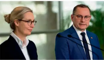  ?? FOTO: JONATHAN PENSCHEK/DPA ?? Die Fraktionsv­orsitzende­n der AfD, Alice Weidel und Tino Chrupalla: Nach Informatio­nen der Nachrichte­nagentur Reuters liegen allein dem Bundesverf­assungsger­icht 22 Klagen der AfD vor.