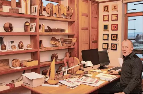  ?? Foto: Gertrud Adlassnig ?? Seit 30 Jahren lebt Bernhard Schmid als Freiberufl­er seine Leidenscha­ft für Holz.