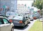  ??  ?? Trotz Umleitung: Stau in der Winckelman­nstraße (l.) und auf der Linken Wienzeile