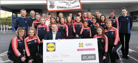  ??  ?? Lidl Sales Operation Manager Declan Murphy presenting a cheque to Cumann Caide Ban Chorca Dhuibhne as part of Lidl sponsorshi­p of ladies football.