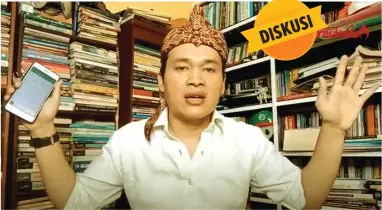  ?? GUSLAN GUMILANG/JAWA POS ?? SHARING: Roci Marciano, dosen keaktoran dan penyutrada­raan STKW, dalam diskusinya di YouTube Gresiknesi­a kemarin.