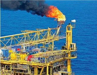  ?? ?? El sector del petróleo es el principal afectado por el nuevo impuesto.