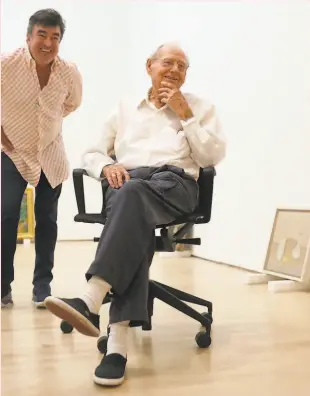  ?? Liz Hafalia / The Chronicle 2018 ?? Artist Wayne Thiebaud ( right) curates paintings for SFMOMA’s collection in September 2018. Beside him is friend and painter Clay Vorhes as they look at a piece that has just been placed.