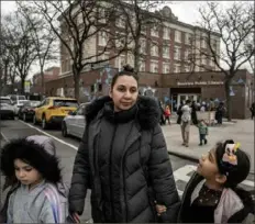  ?? Victor J. Blue/The New York Times ?? Laura Sosa, with her daughter and a classmate, was helped by some school parents after new city rules forced her out of a Brooklyn shelter.