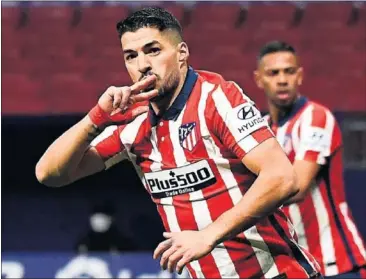  ??  ?? Luis Suárez celebra uno de sus dos goles conseguido­s en el partido contra el Celta.