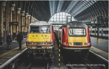  ??  ?? Ik was in Londen en wilde foto’s maken op station St Pancras, maar ik vond dat te modern. Ik liep daarom naar het oude King’s Cross station ernaast. Lekker ouderwets en - naar mijn mening - fotogeniek­er. Omdat de poortjes naar de perrons stuk waren kon ik bij de oude dieseltrei­nen treinen komen en o.a. deze foto maken. Ik miste daardoor
wel op een haar na mijn trein.
Nikon D750 | 1/200 s | ƒ/5 | ISO 320 | 70 mm