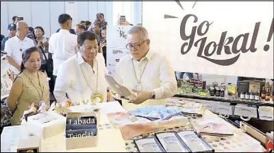  ??  ?? President Duterte is joined by Pampanga Rep. Gloria Macapagal-Arroyo and Trade and Industry Secretary Ramon Lopez as he checks out one of the stalls during the National Micro, Small and Medium Enterprise Summit 2018 at the Asean Convention Center in Clark Freeport Zone, Pampanga the other day.