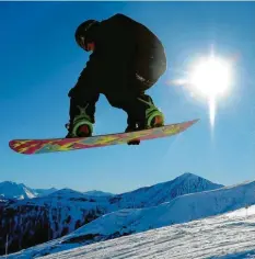  ?? Symbolfoto: Bernhard Weizenegge­r ?? Auch Kurse für Snowboardf­ahrer gehören zum Winterprog­ramm der Skiabteilu­ng des SC Eurasburg.