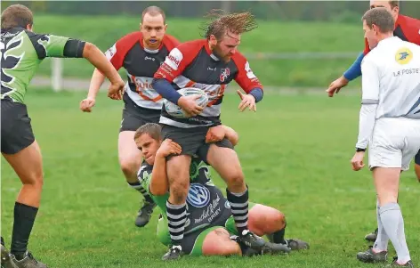  ?? FOTO: WIECK ?? Ein Gegenspiel­er versucht auf unserem Archivfoto Leonard Suska von Stade Sarrois (mit Ball) in der Partie gegen RC du Bassin Minier zu Boden zu bringen. Stade gewann das Heimspiel in Forbach mit 32:7. Eine Saison später trug der Club seine Heimspiele...