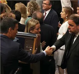  ?? ?? Pedro Sánchez y Oriol Junqueras se saludan en el Congreso.