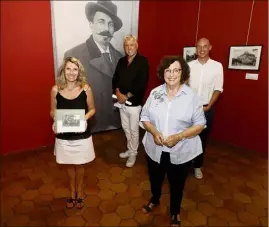  ?? (Photo Dylan Meiffret) ?? Janine Gilletta sous le portrait de son grand-oncle Jean. Entourée de Valérie Castera, directrice des éditions Gilletta ; de Roland Constant, premier adjoint au maire et d’Emeric Pinkowicz, conservate­ur des musées cagnois.