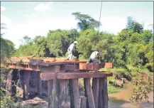  ??  ?? Funcionari­os del MOPC trabajan en el puente sobre el arroyo Itay, en el distrito de San Juan Nepomuceno.