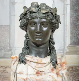  ??  ?? Scultura Luigi Valadier, Erma di Bacco (particolar­e), bronzo, alabastro e marmi