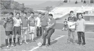  ??  ?? BEJADI: Mordi nyipak bol kelai bejadika Mambong Rocket Cup Football Tournament di Siburan, kemari. Sama bisi dipeda, Willie (empat (kiba) Dr Kelvin (dua kanan) enggau bala bukai.