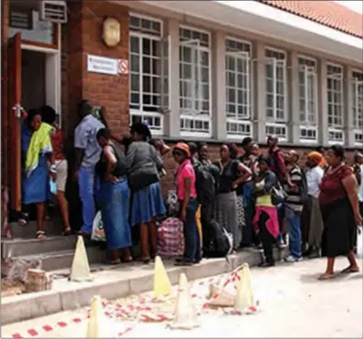  ??  ?? Travellers queuing at Beitbridge Border Post to have their travel documents officialis­ed