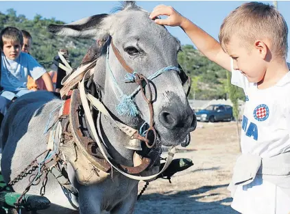  ??  ?? U dijelu programa lokalnih tradicijsk­ih događanja su i Dani žetve i vršidbe u selu Blaca