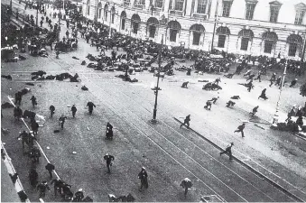  ??  ?? 4. Juli 1917: Truppen der provisoris­chen Regierung schießen nach der gescheiter­ten Militäroff­ensive an der Ostfront auf Demonstran­ten in Sankt Petersburg.