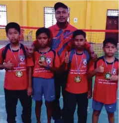  ??  ?? Regu SKSD bersama-sama Encik Mohd Bakhtiar (tengah) dengan pingat yang dimenangi mereka.