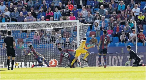  ??  ?? EX GRANOTA. Stuani marcó de esta forma el 0-2, tras recibir un buen pase de la muerte de Pere Pons.