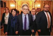  ?? Chip Somodevill­a / Getty Images ?? Sen. Al Franken, D-Minn., and his wife, Franni Bryson, arrive at the Capitol for his resignatio­n speech.